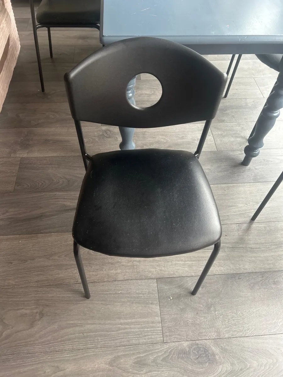 Table and chairs - Image 3