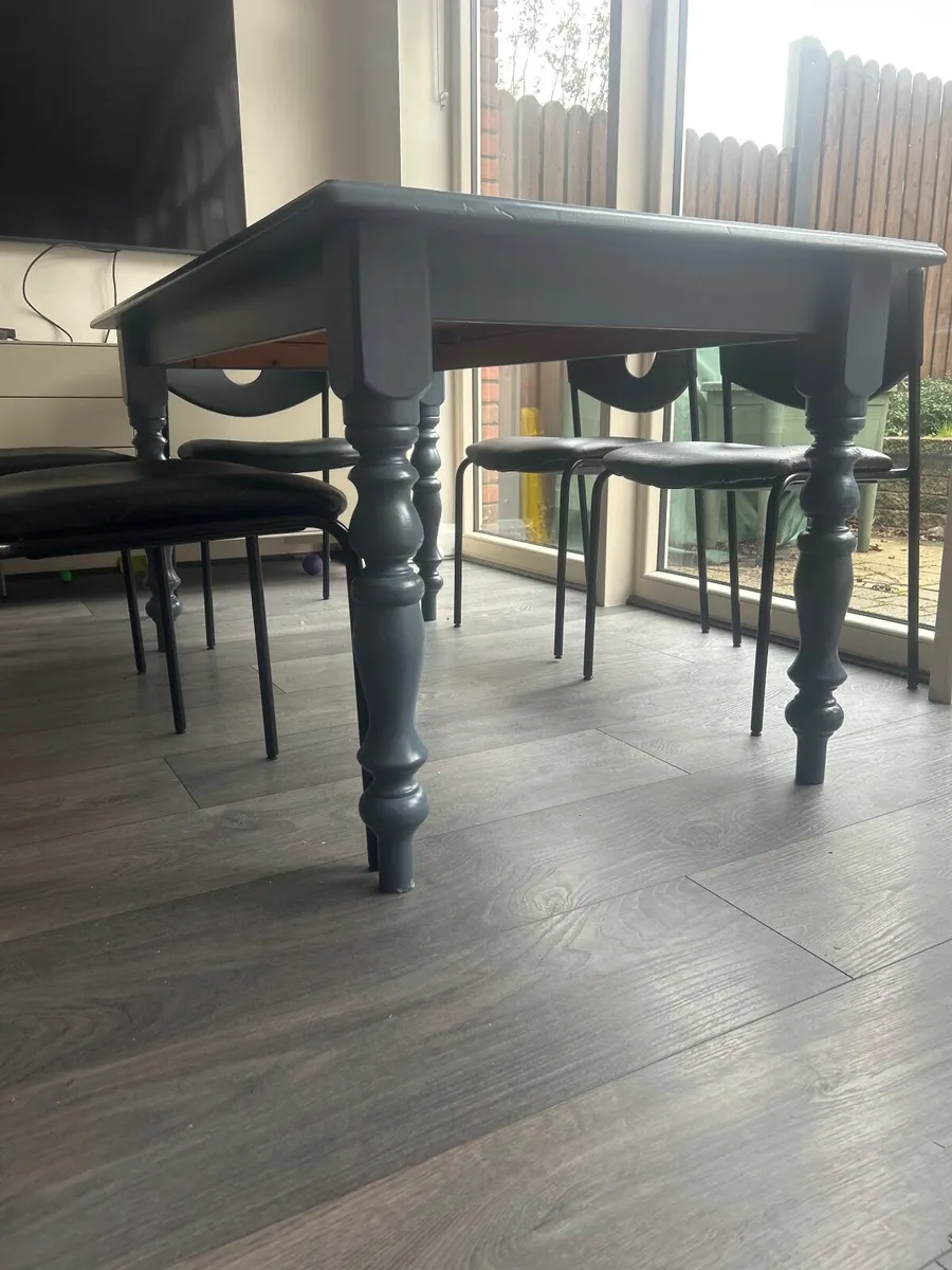 Table and chairs - Image 2