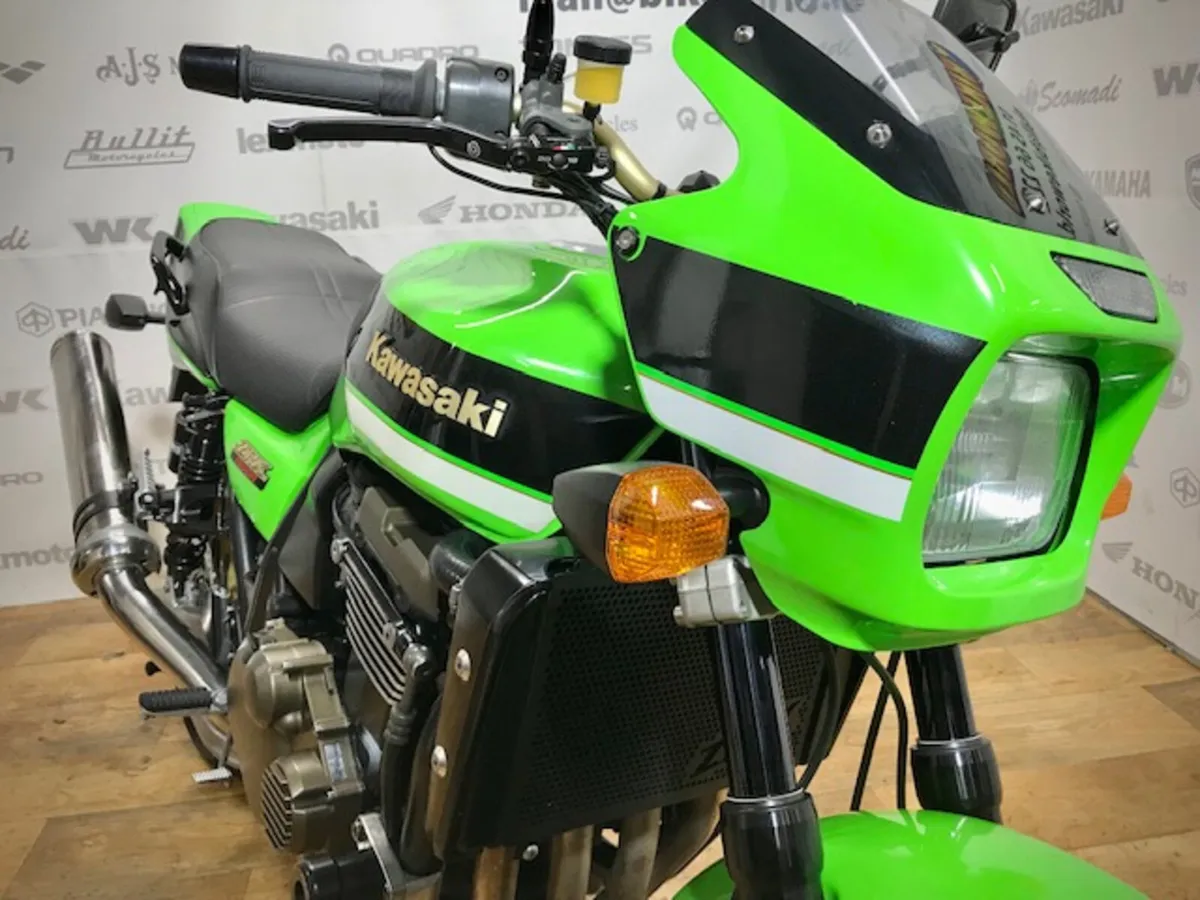PRE-OWNED Kawasaki ZRX1200R 2007 - Image 4