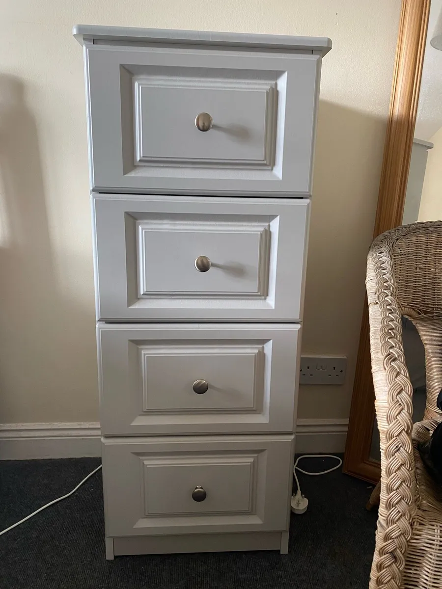 Chest of drawers