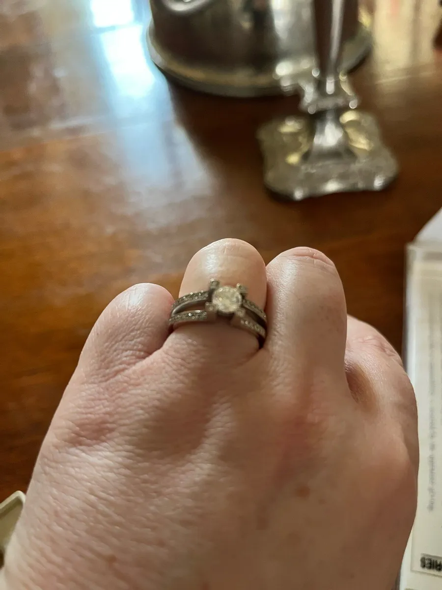 18 CT White Gold Engagement Ring - Image 1