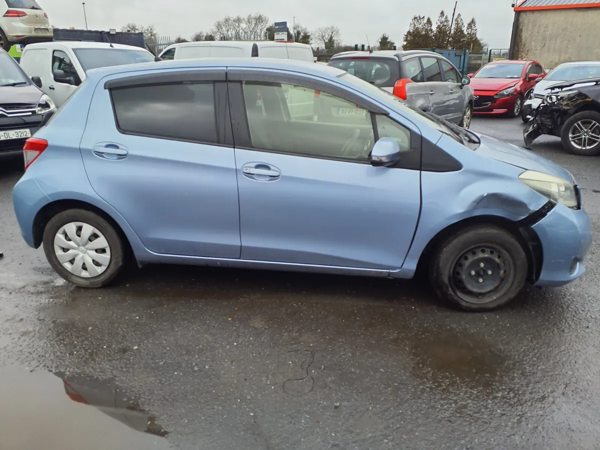 Toyota vitz 2013 Automatic light damage - Image 3