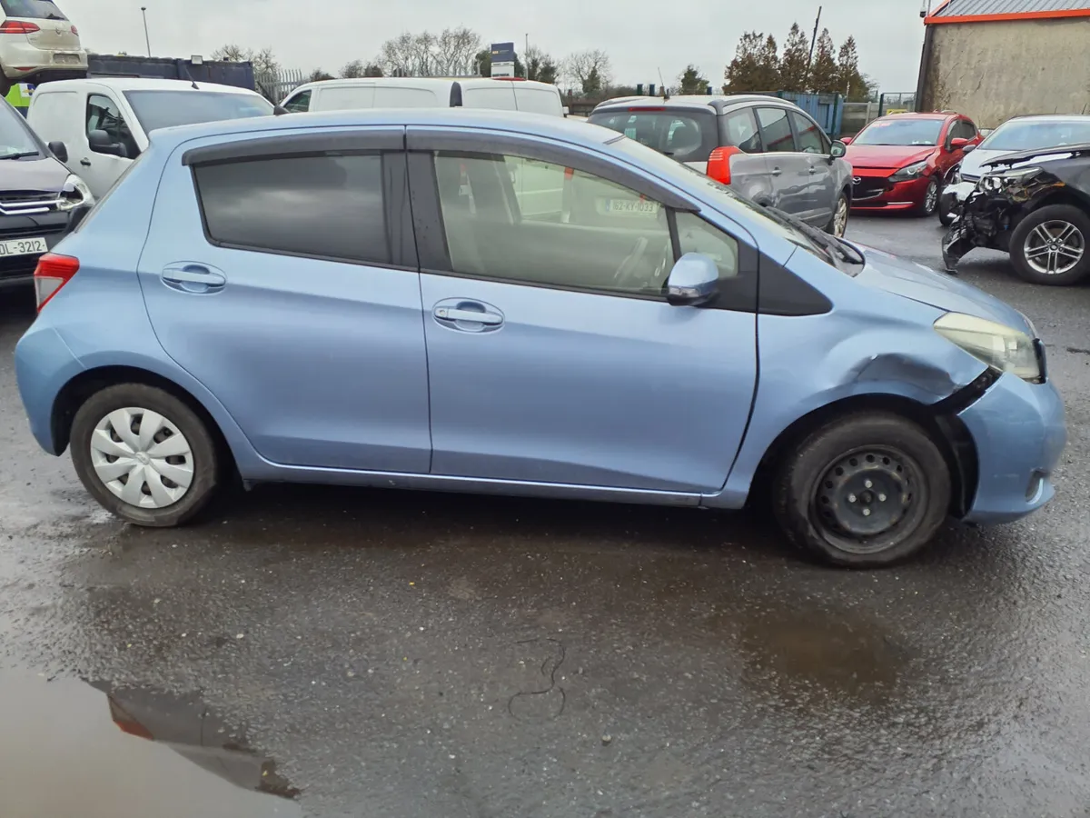 Toyota vitz 2013 Automatic light damage - Image 2