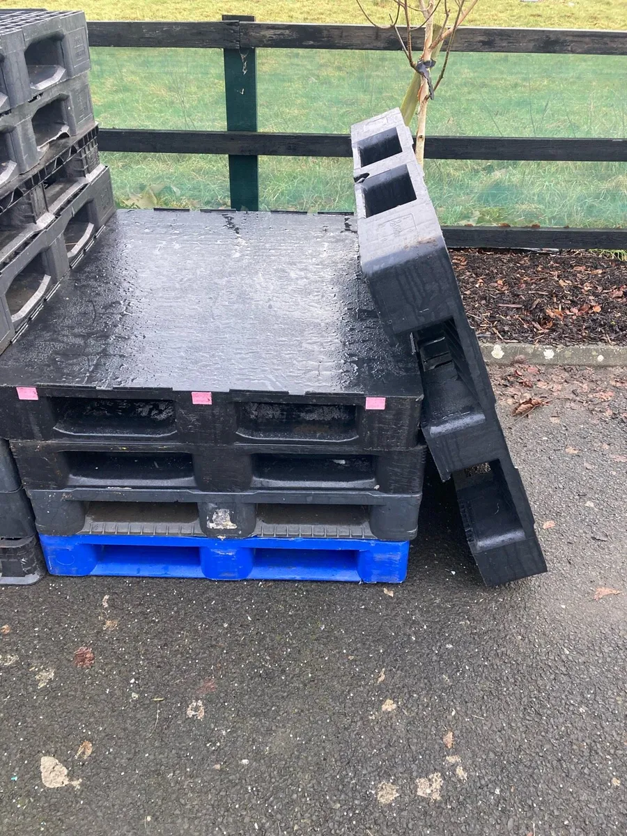 Solid base plastic pallets
