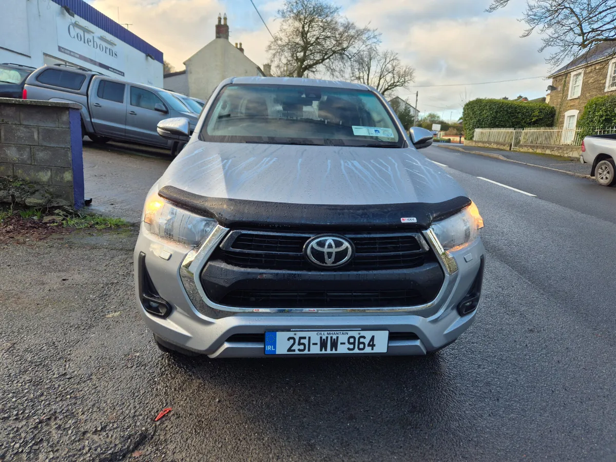 Toyota Hilux 2025 - Image 1