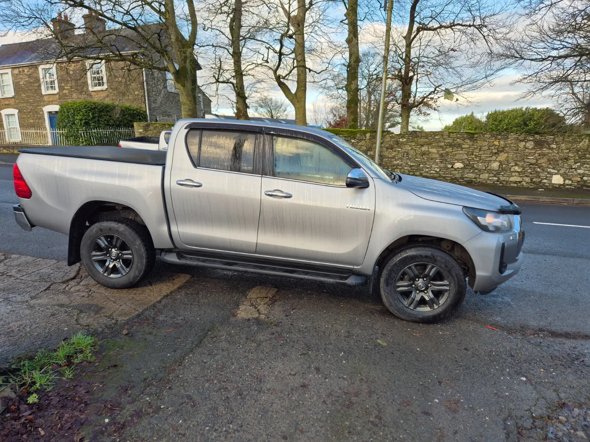 Toyota Hilux 2025 - Image 2
