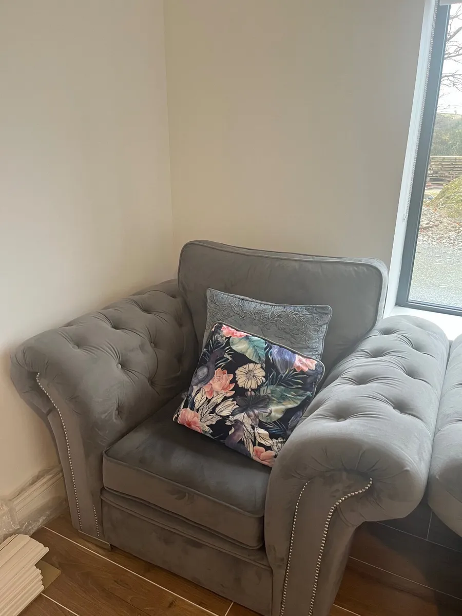 3-Piece Sofa Set – Excellent Condition - Image 2