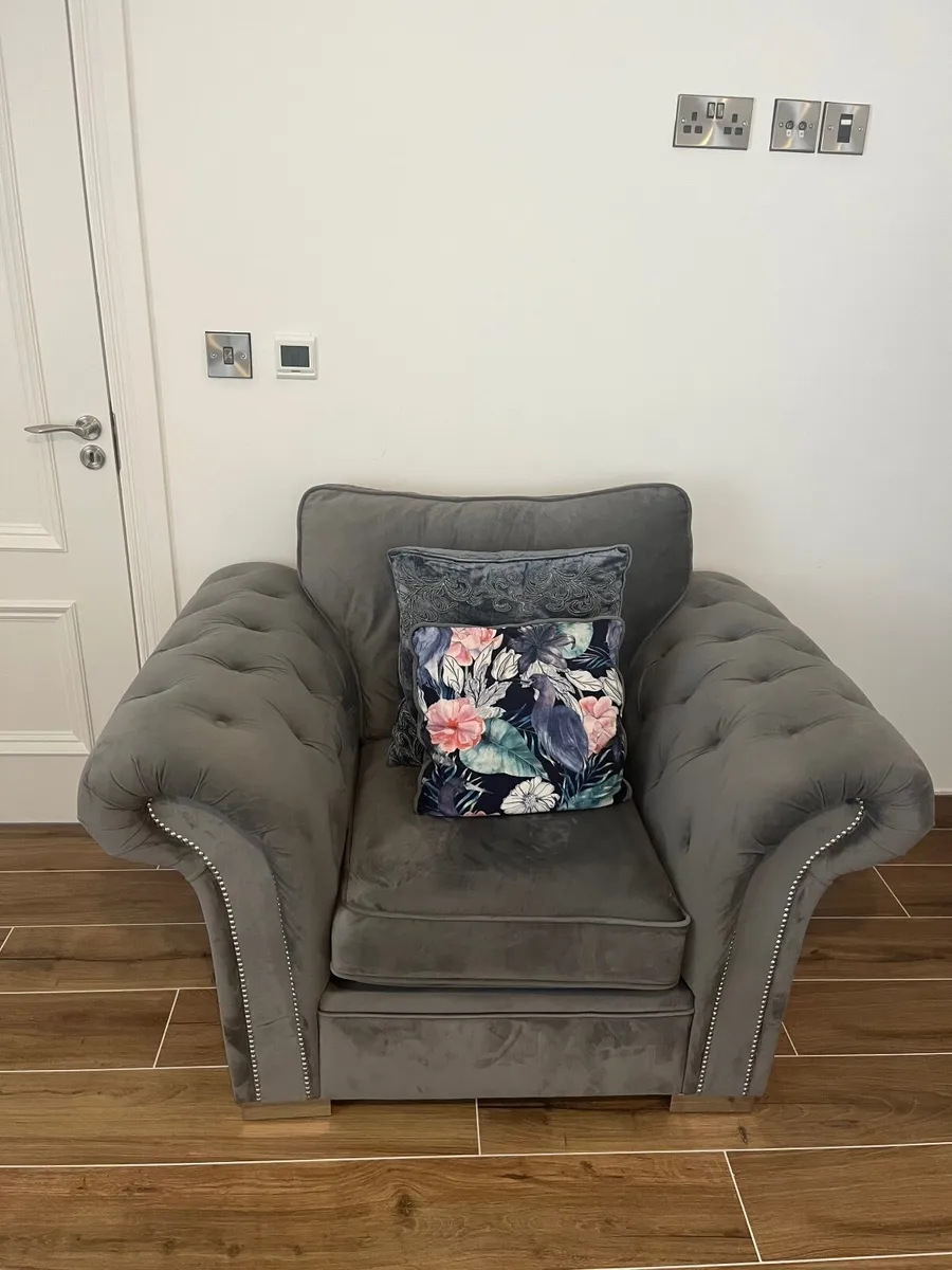 3-Piece Sofa Set – Excellent Condition - Image 3