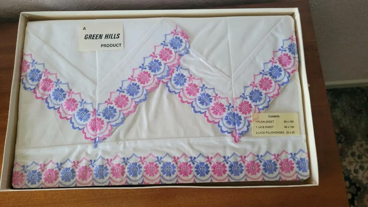 Vintage Irish Green Hills Double bed sheets set - Image 1