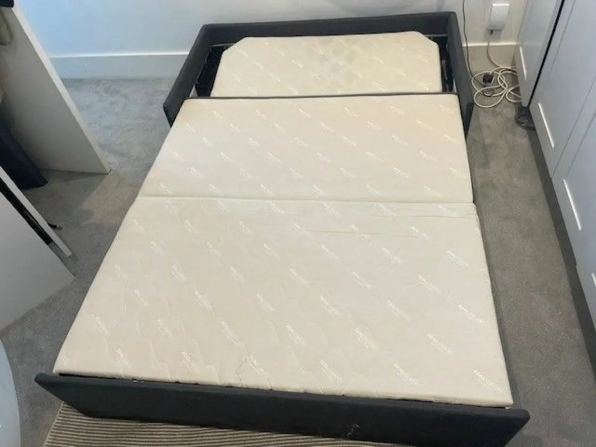 Pull out couch/bed - Image 3