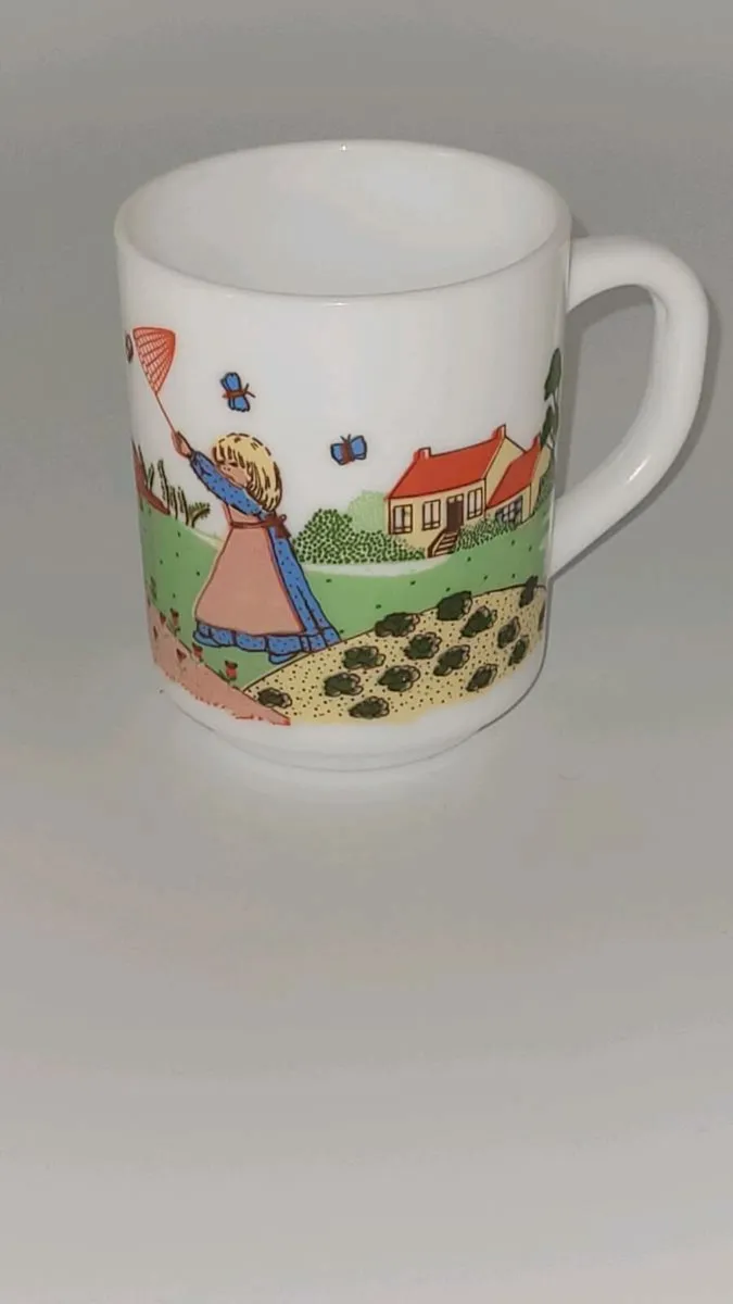 Vintage Arcopal child's mug - Image 1