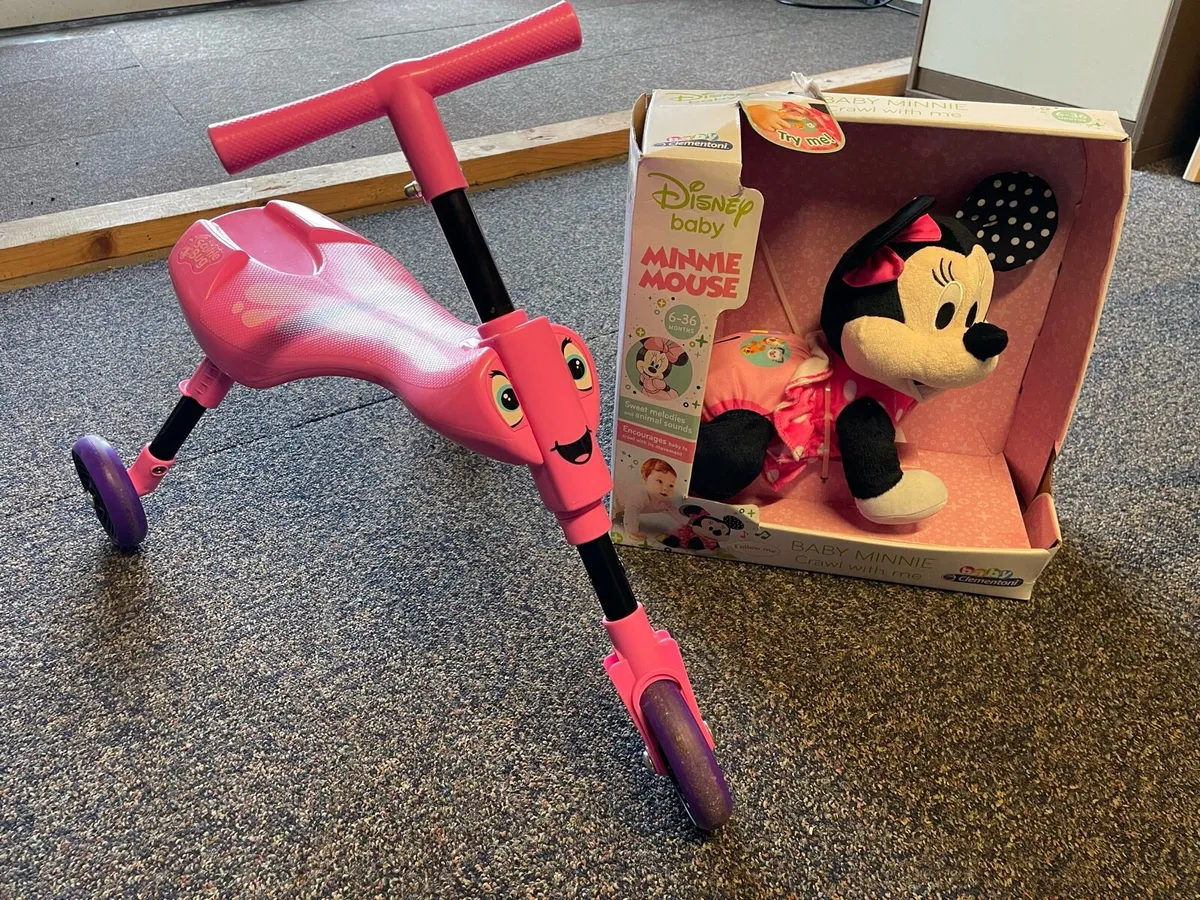 Baby Minnie crawl with me/ scuttlebug