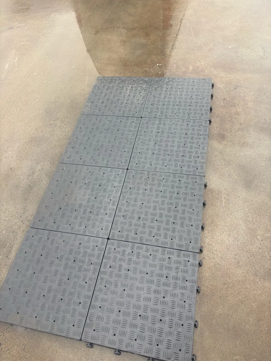 Plastic flooring - Image 1