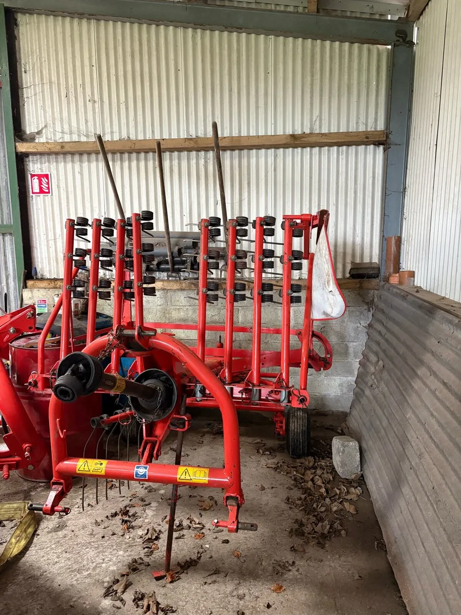 Kuhn Single Rotator Hay Rake - Image 2