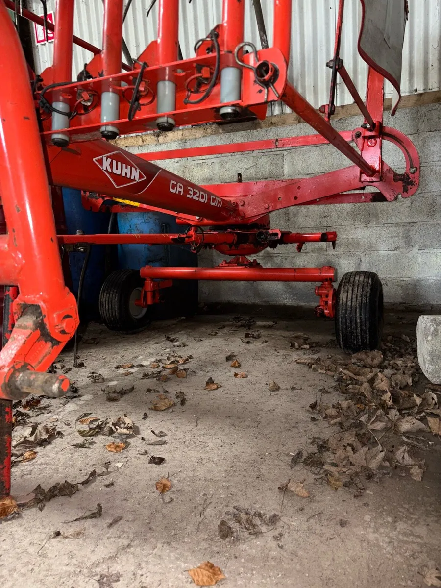 Kuhn Single Rotator Hay Rake - Image 4