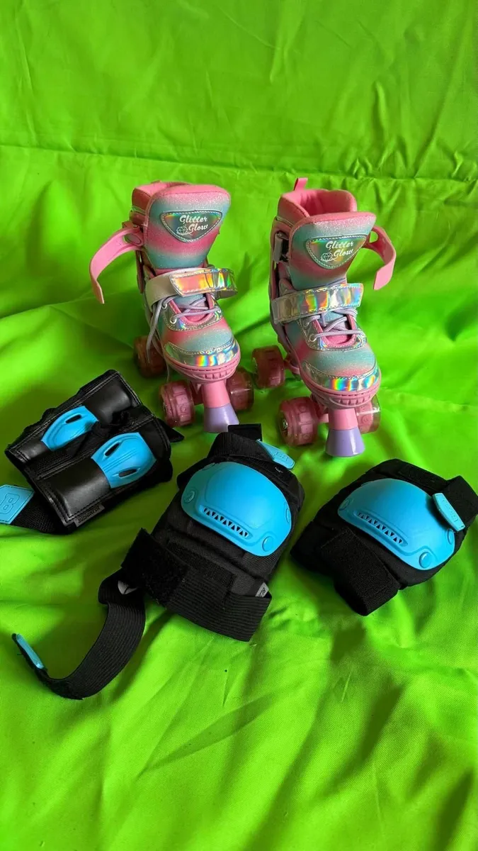 Kids glitter roller skates-light up wheels - Image 1