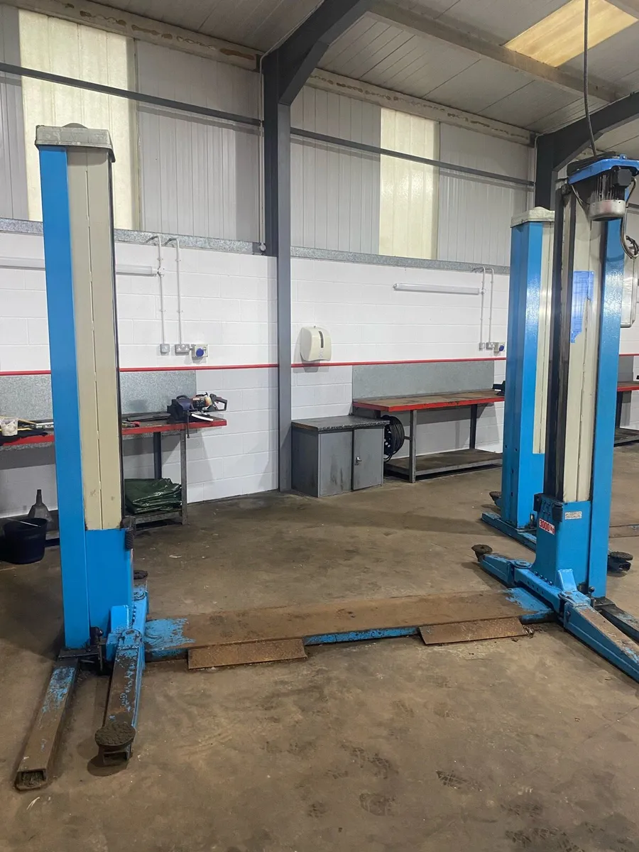 Italian 3 tonne screw lift - Image 1