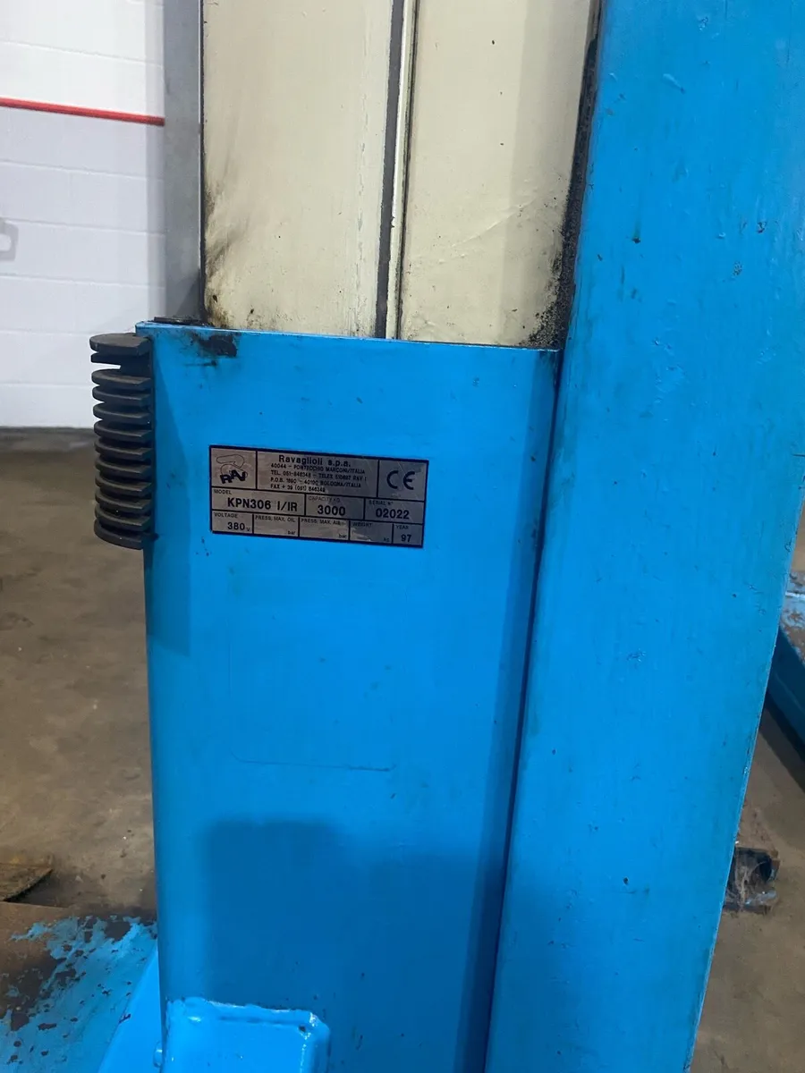 Italian 3 tonne screw lift - Image 3