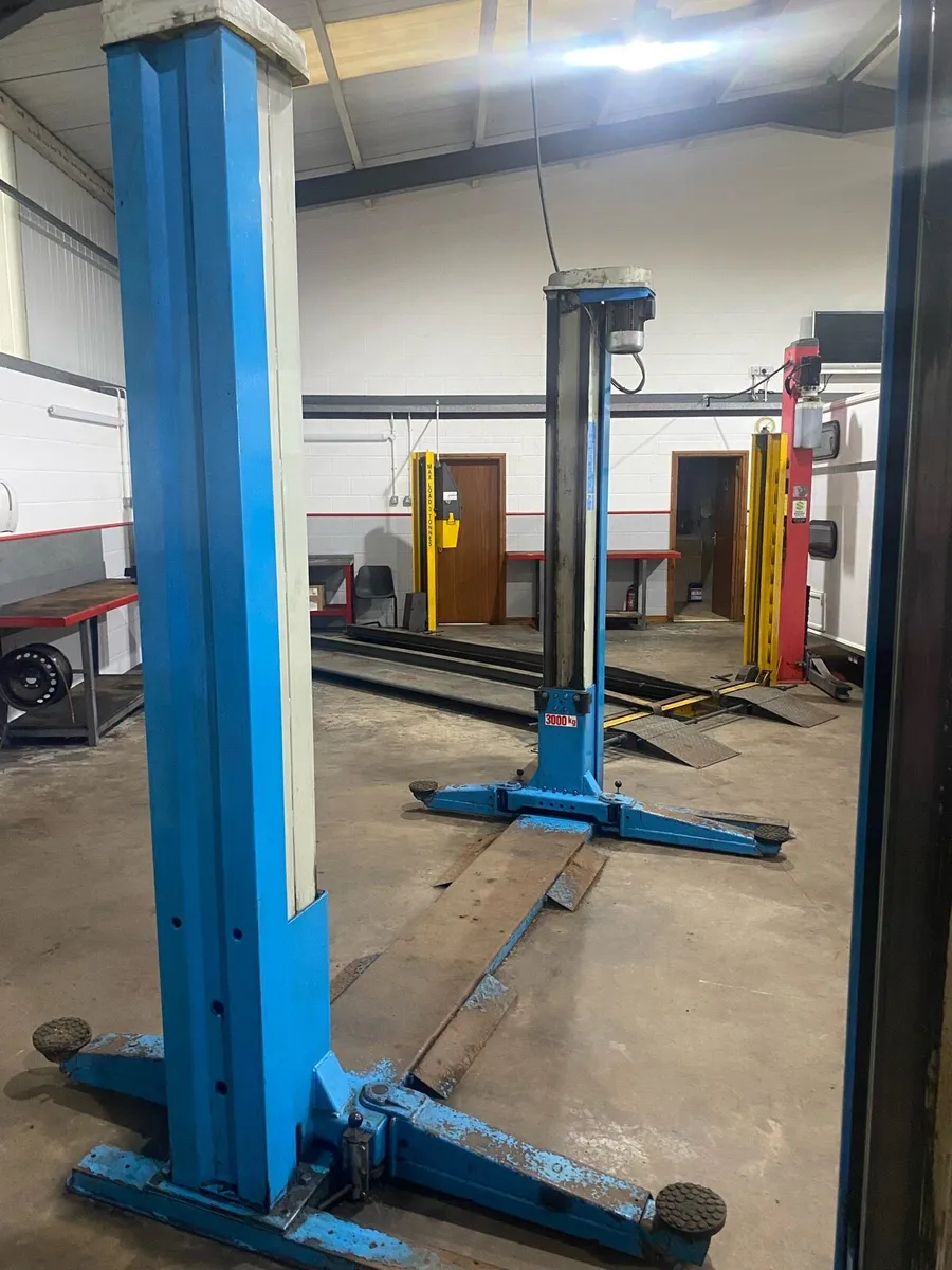 Italian 3 tonne screw lift - Image 2