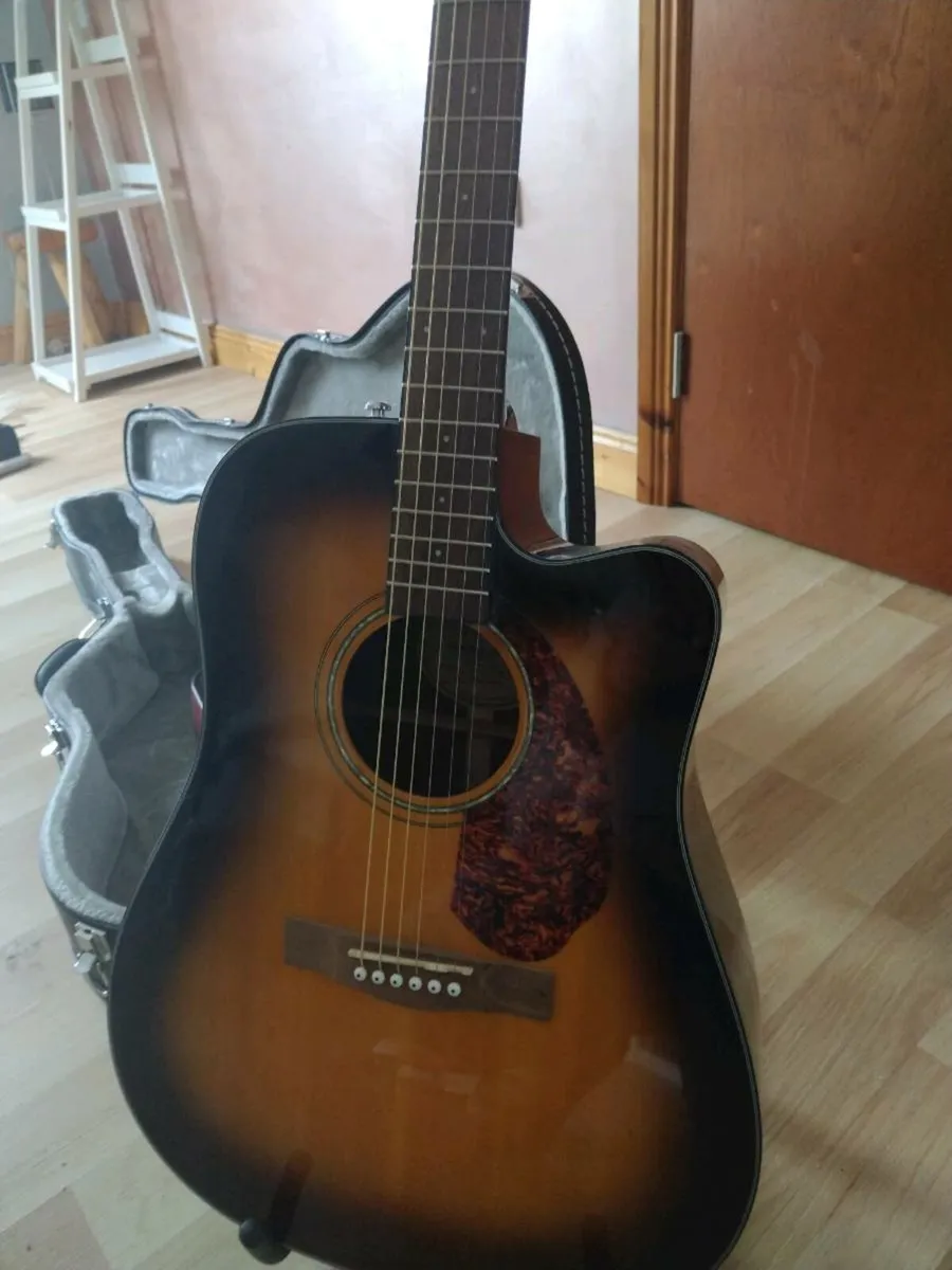 Fender guitar with equipment - Image 1