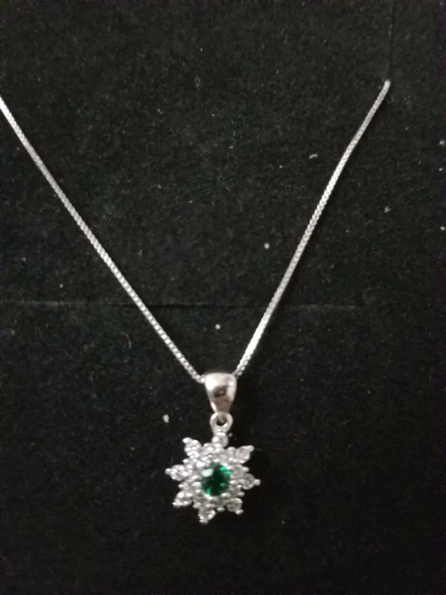 Silver chain and pendent - Image 1