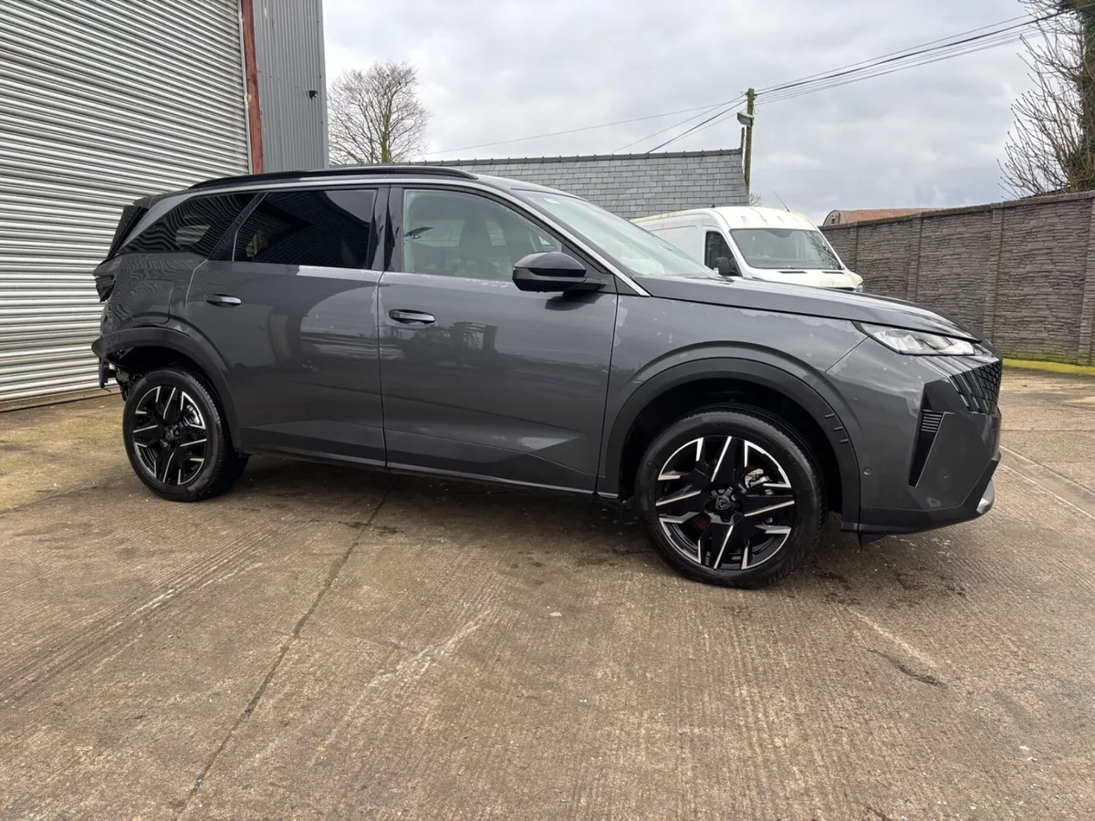 2025 Peugeot 5008 - Image 3