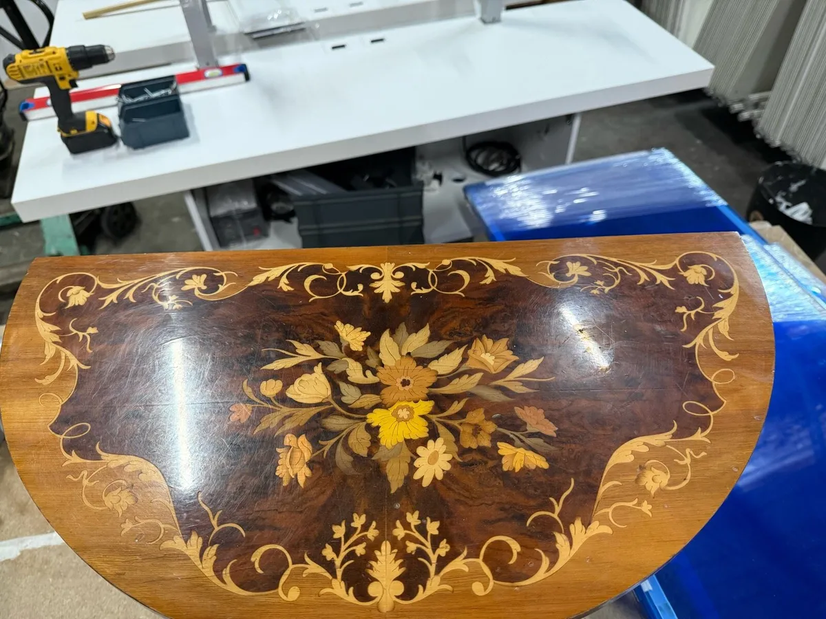 Wood inlay music box table - Image 1