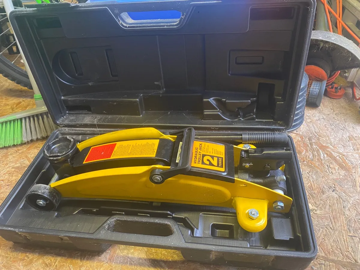 Steel 2 tonne Hydraulic Trolley Jack - Image 1