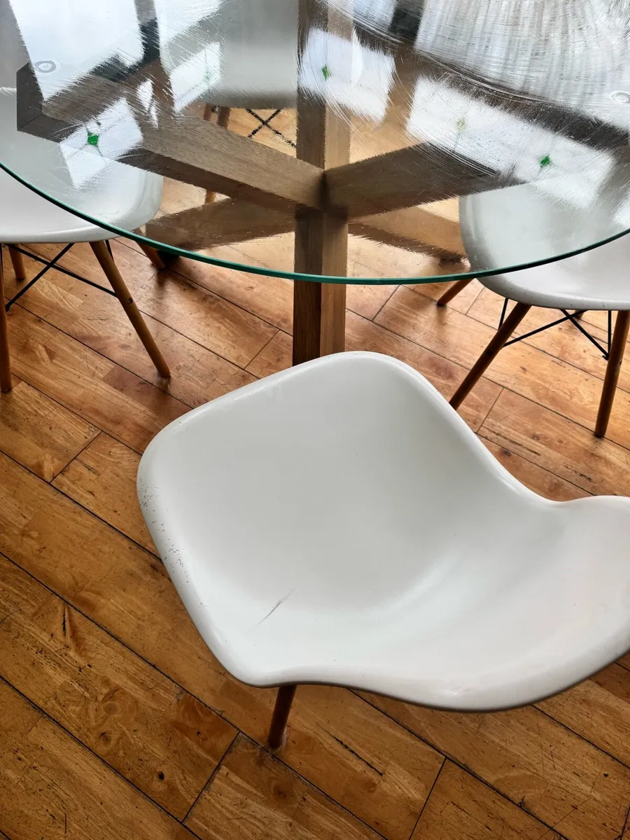 Kitchen table and chairs - Image 2