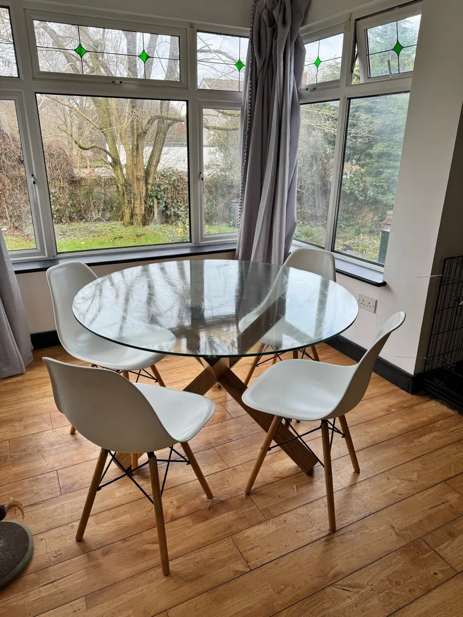 Kitchen table and chairs - Image 1