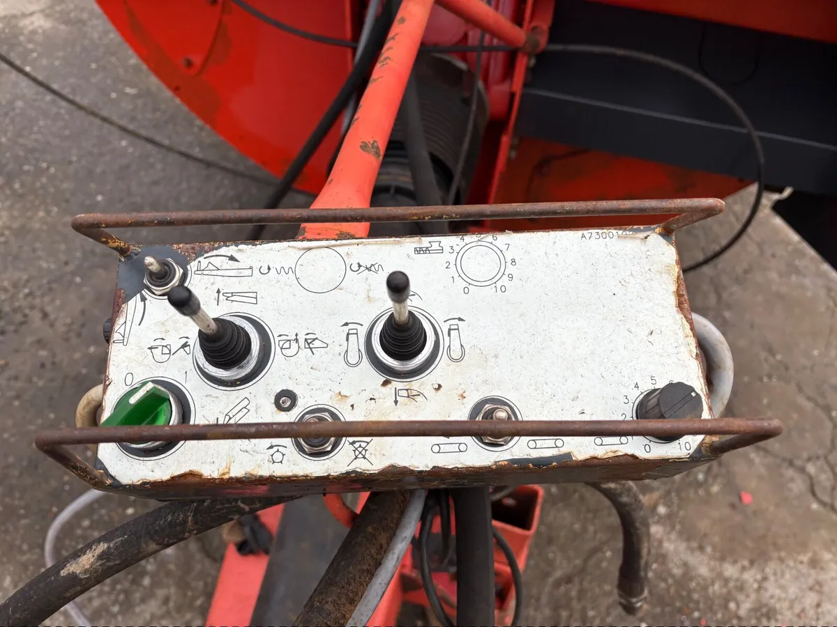 Kuhn 3560 Bedder - Image 2