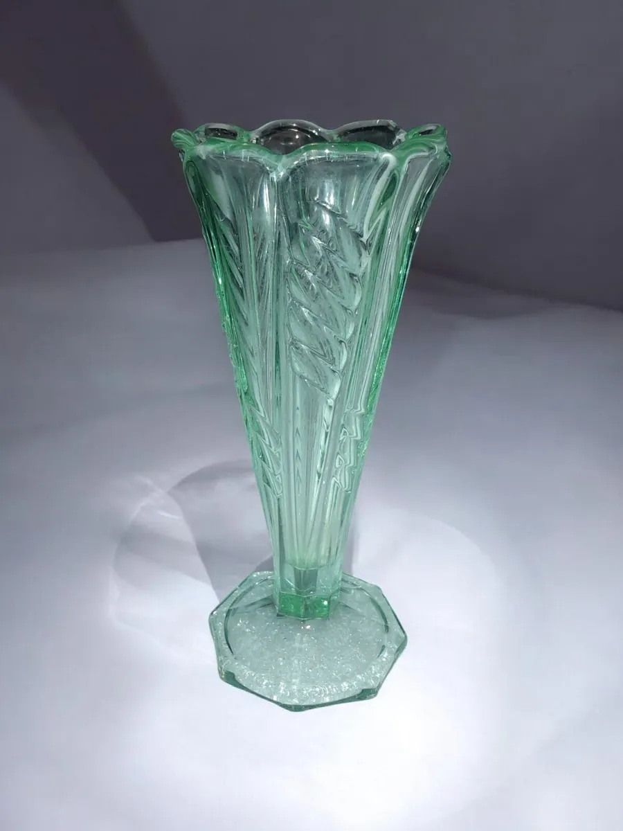 1930s Art Deco fluted pressed glass uranium vase - Image 2