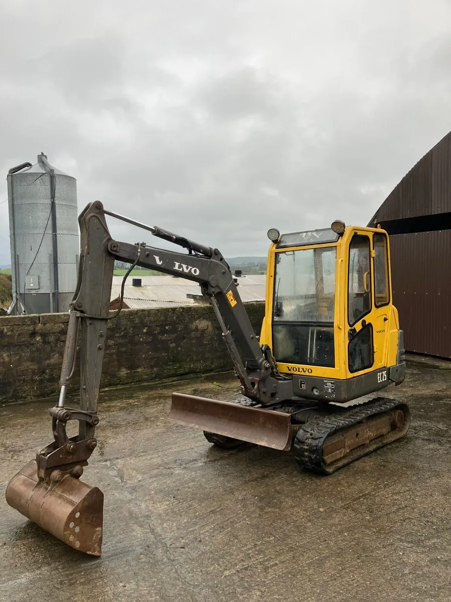 2008 Volvo EC25 digger - Image 1