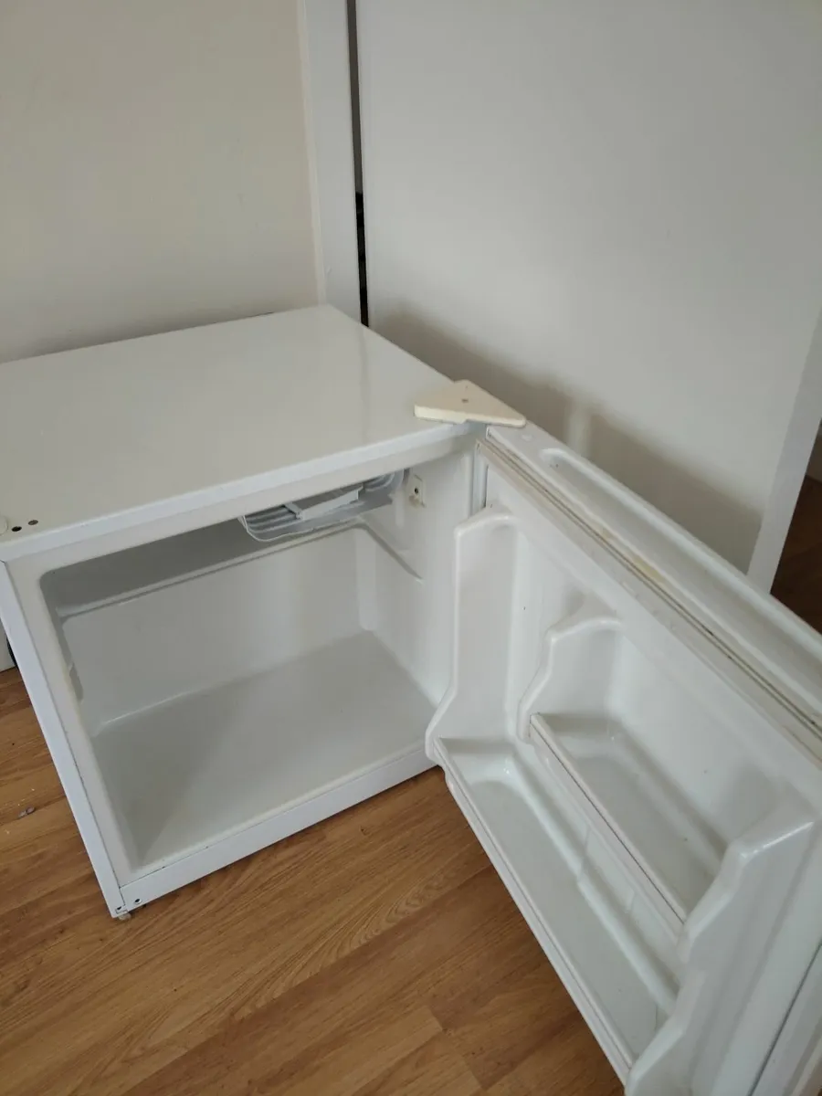Second Hand Powerpoint Mini Fridge For Sale - Image 3