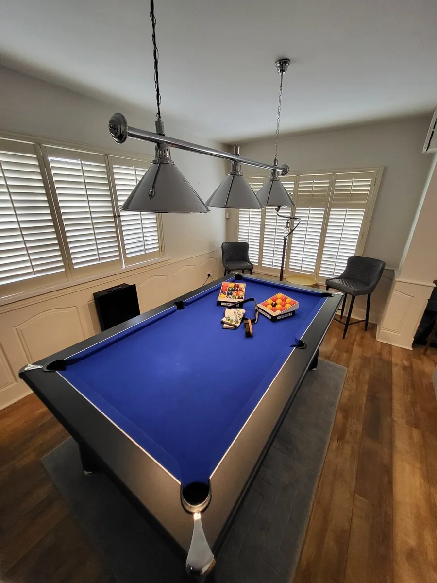 Professional pool table and accessories - Image 1