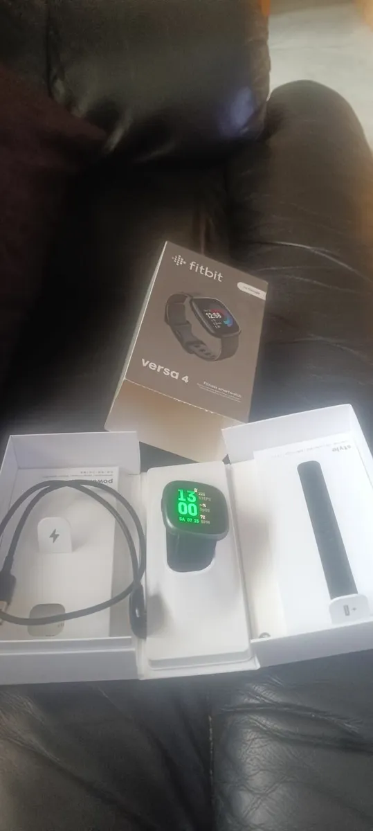 Fitbit versa 4 - Image 1