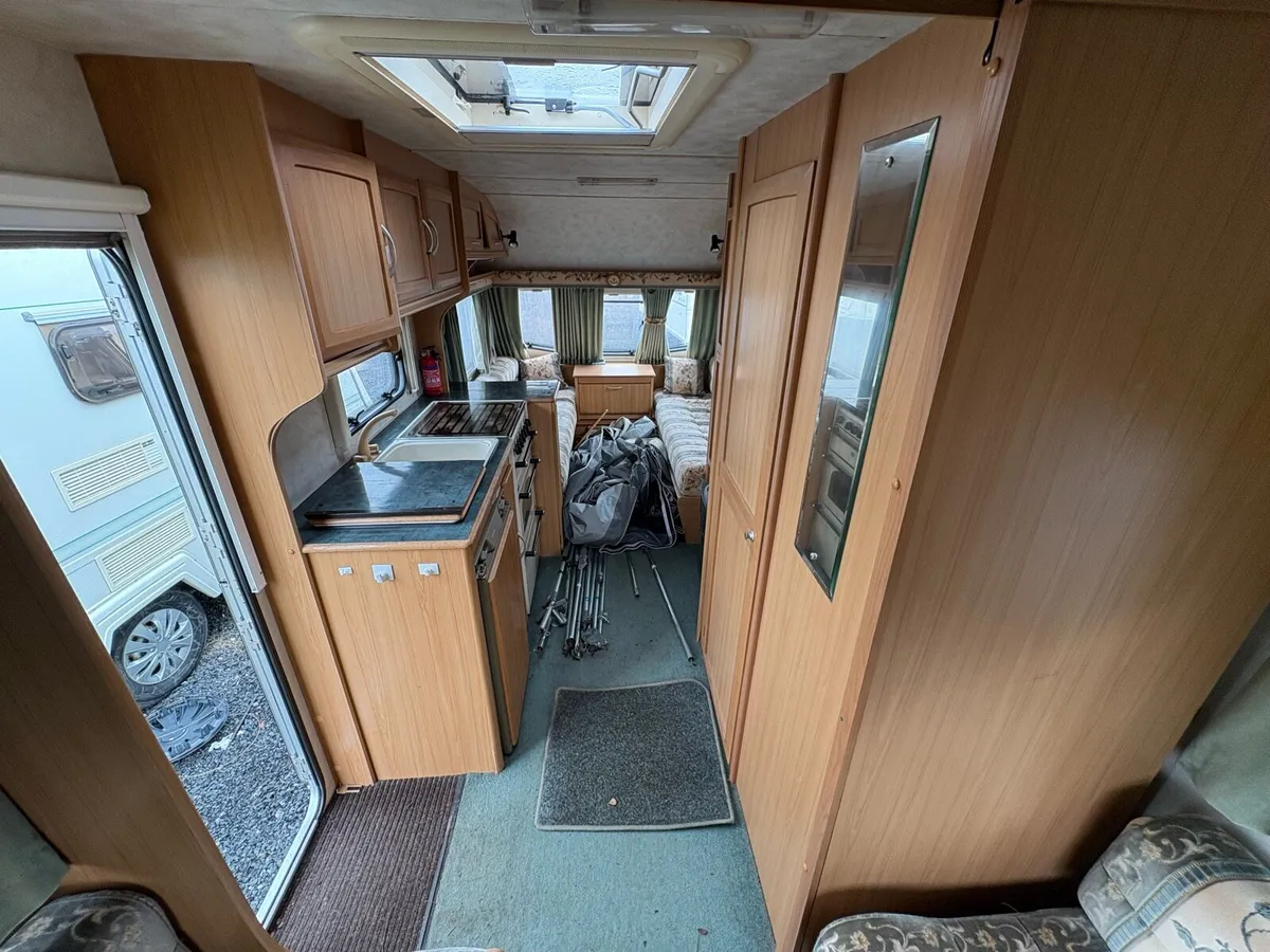 Elddis Cyclone 5 Berth + Awning Caravan - Image 4