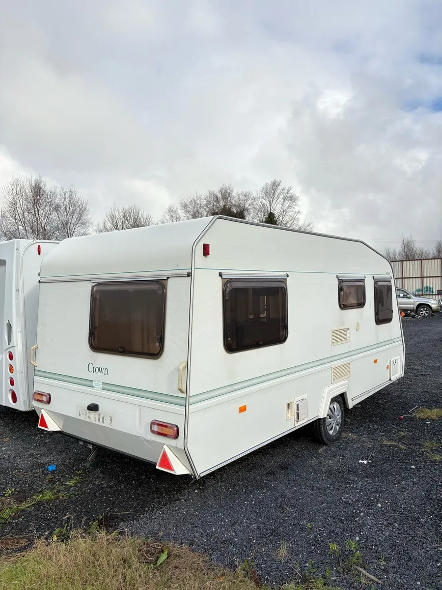 Elddis Crown 5 Berth Lightweight Caravan - Image 4