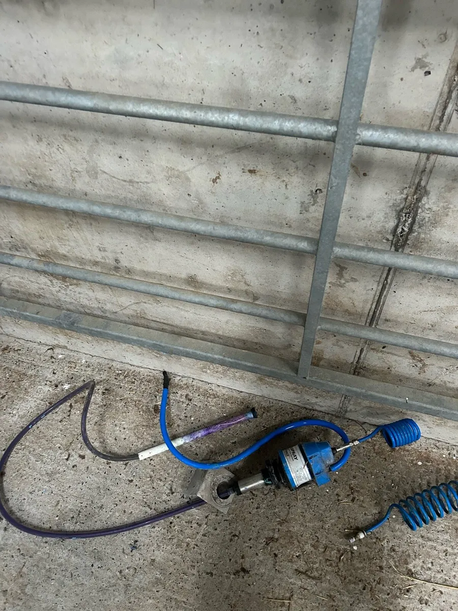 Teat sprayers and plate cooler - Image 3