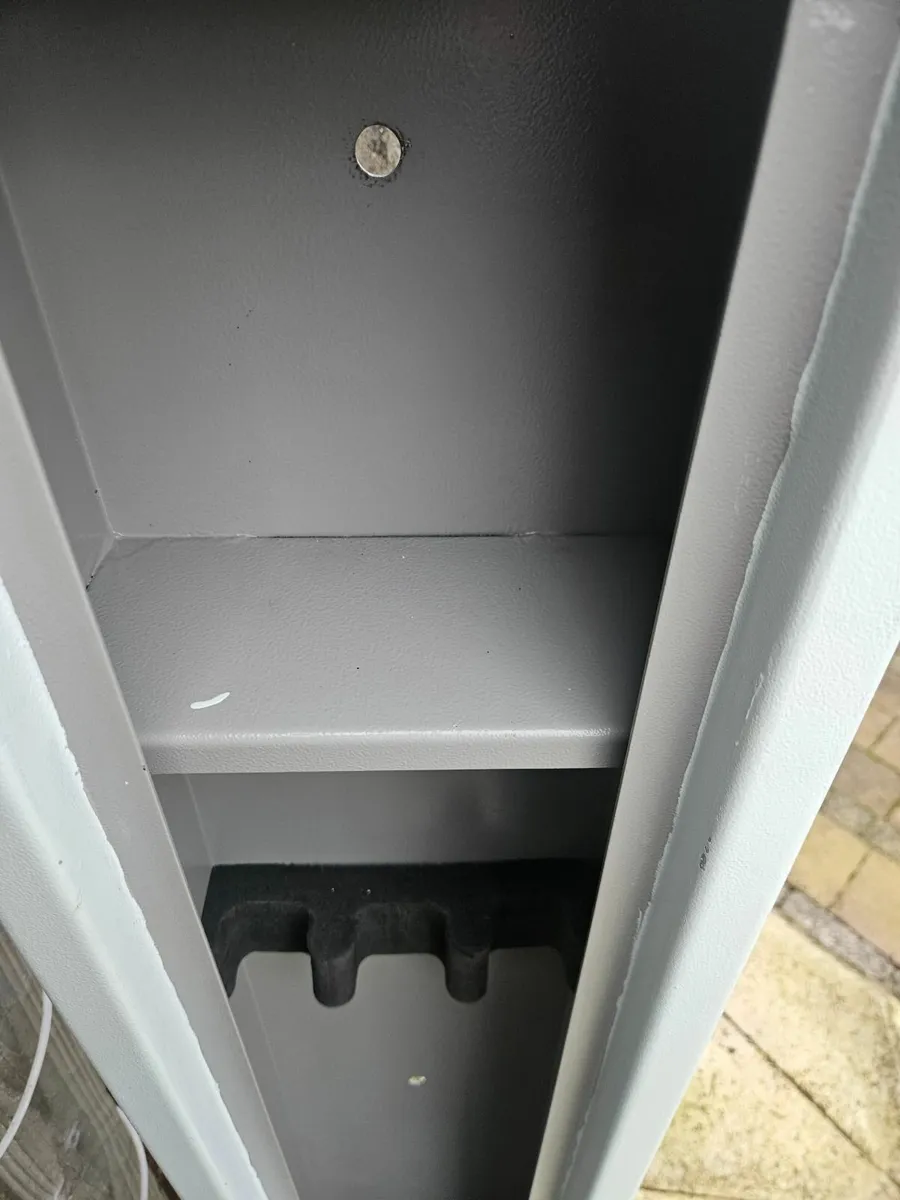 Gun cabinet - Image 1