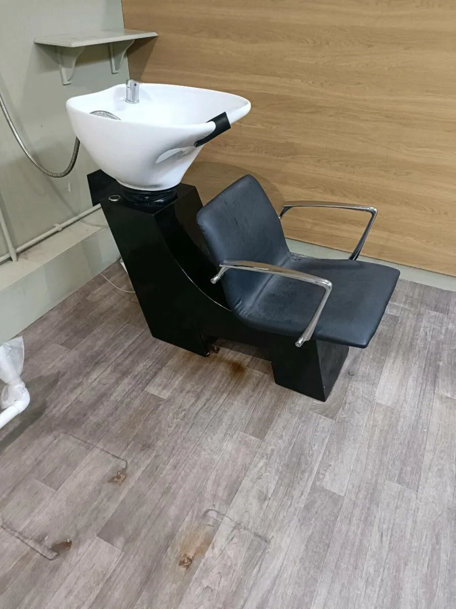 Hair salon contents - Image 1