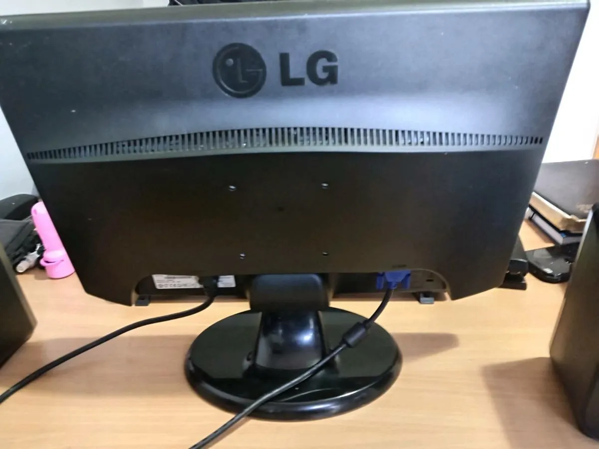 Computer Monitor LG 19 Inch Perfect Condition - Image 3