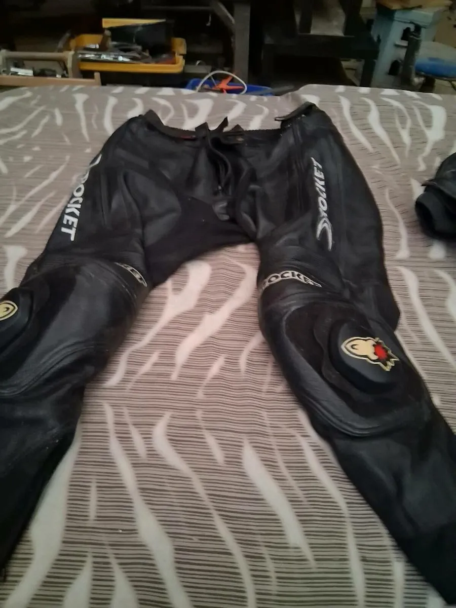 Motorbike jackets and gloves - Image 2