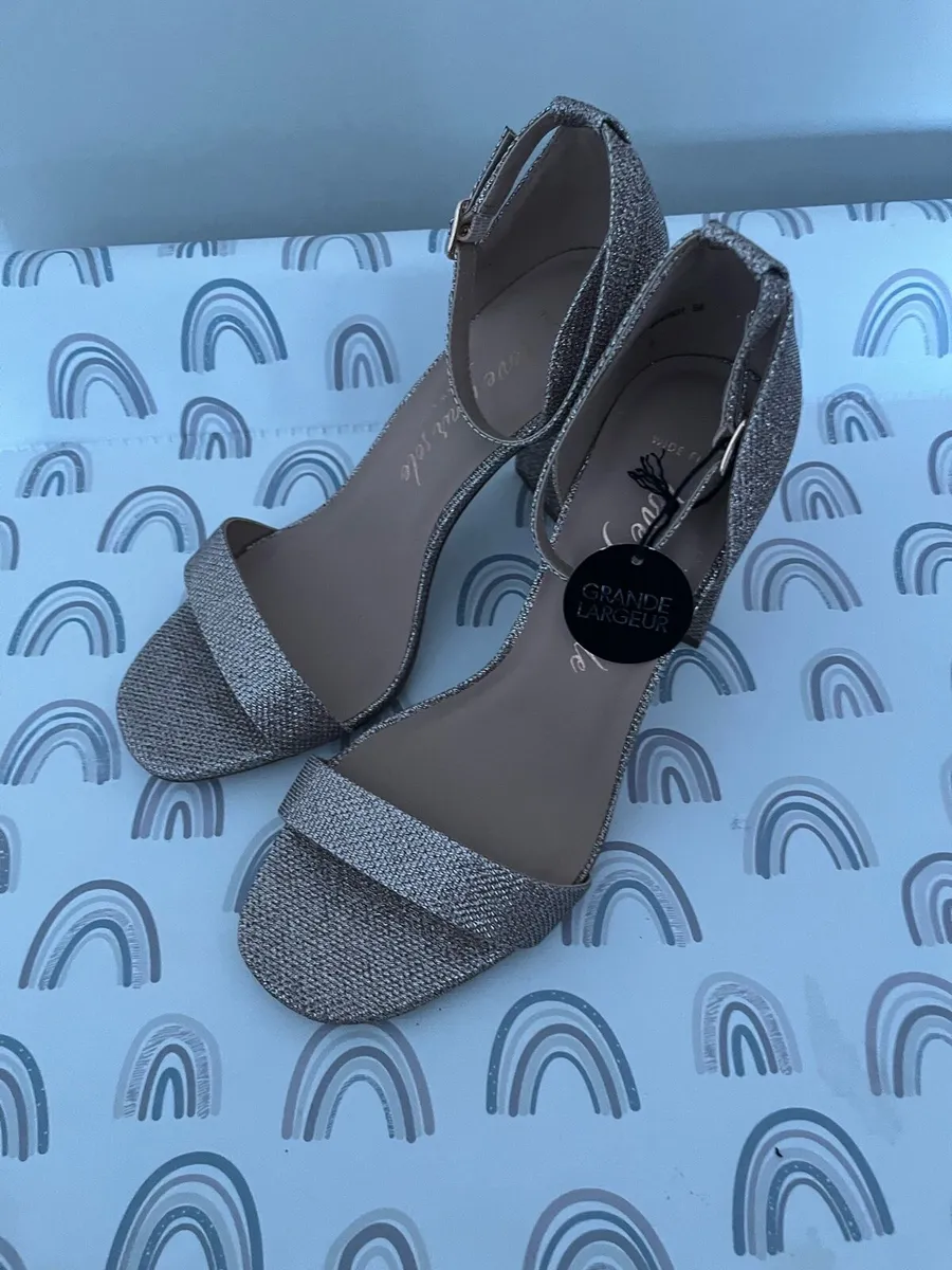 Gold sandals - Image 2