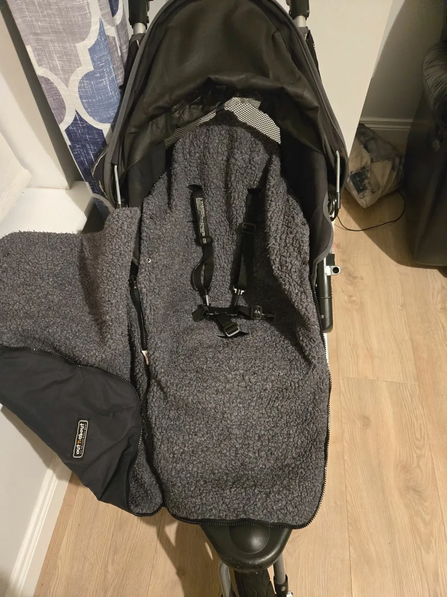 Out & About single buggy - Image 4