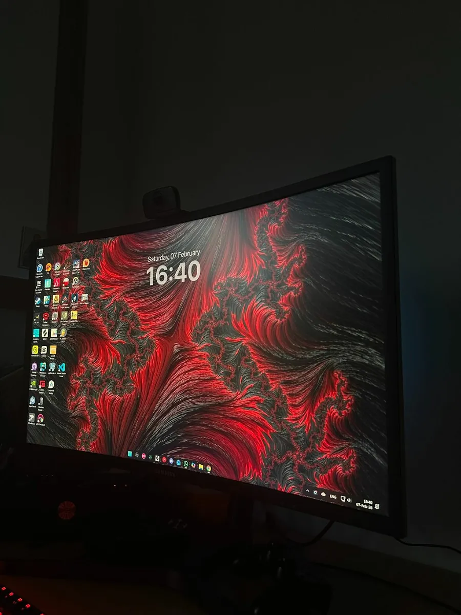 Samsung 27" WQHD 144Hz Curved Gaming Monitor - Image 1