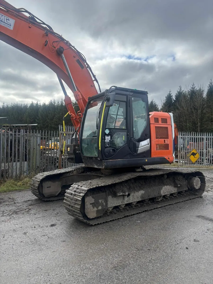 Hitachi ZX225-5 2013 - Image 2