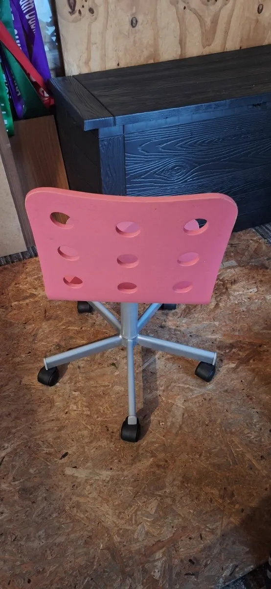 Child's desk chair - Image 1