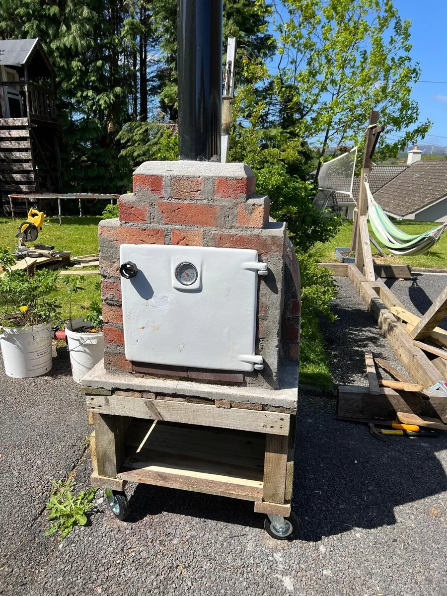 Wood-fired brick pizza oven - Image 1