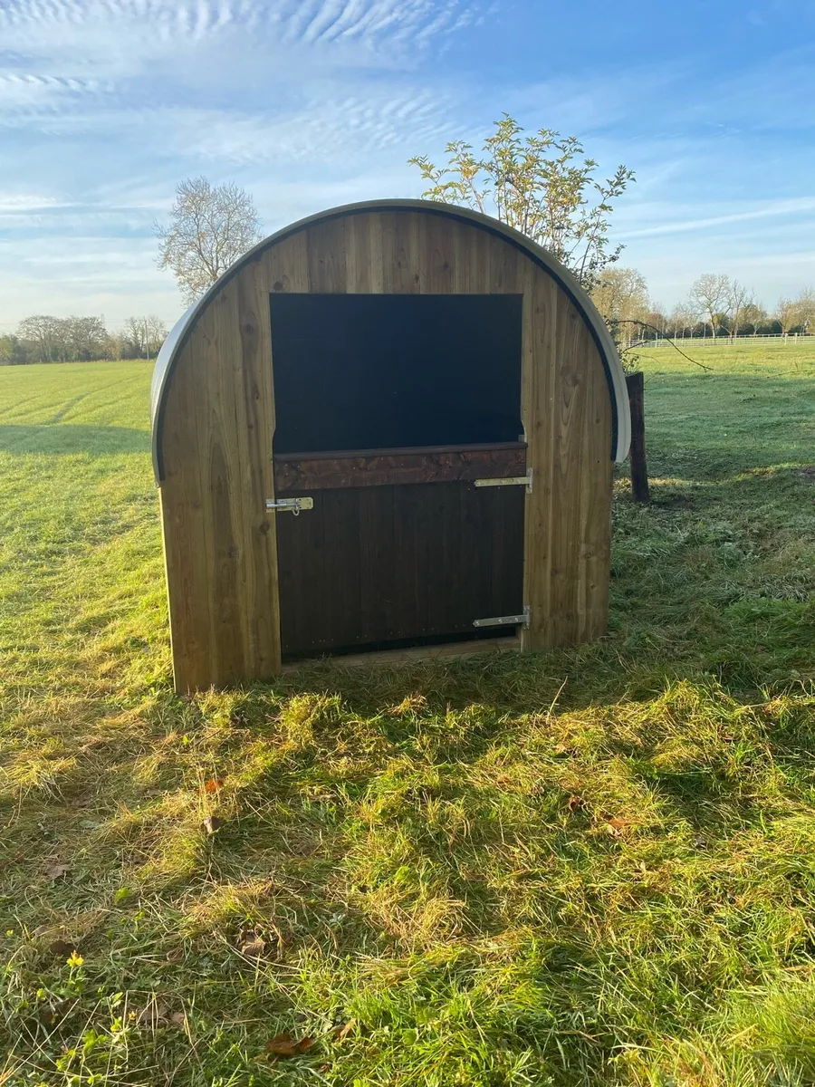 Min barn field shelters - Image 1